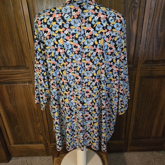 Floral Patterned Overpiece - Picture 2 of 2